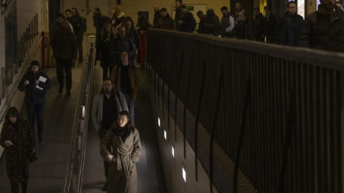 Blackout și în Londra! Haos la metrou, trenuri oprite între stații, zeci de mii de oameni evacuați din subteran