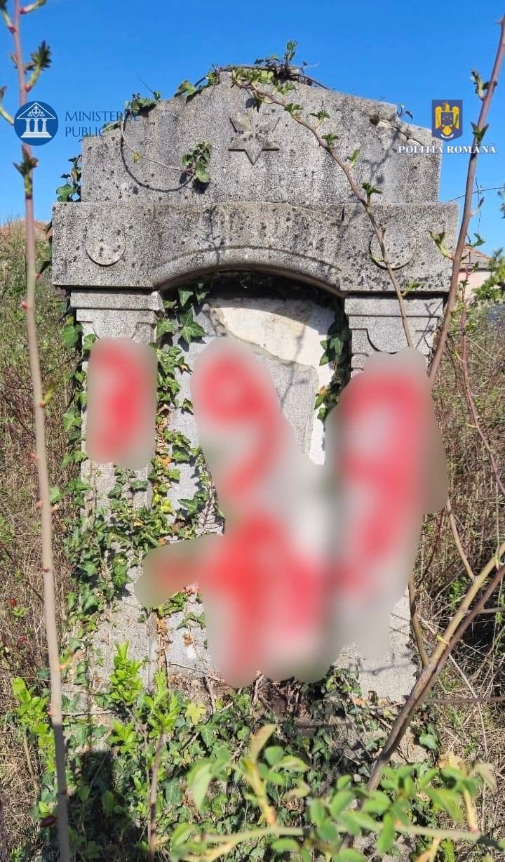 (VIDEO) Membrii unei grupări cu caracter extremist au profanat morminte din cimitirul evreiesc din Arad