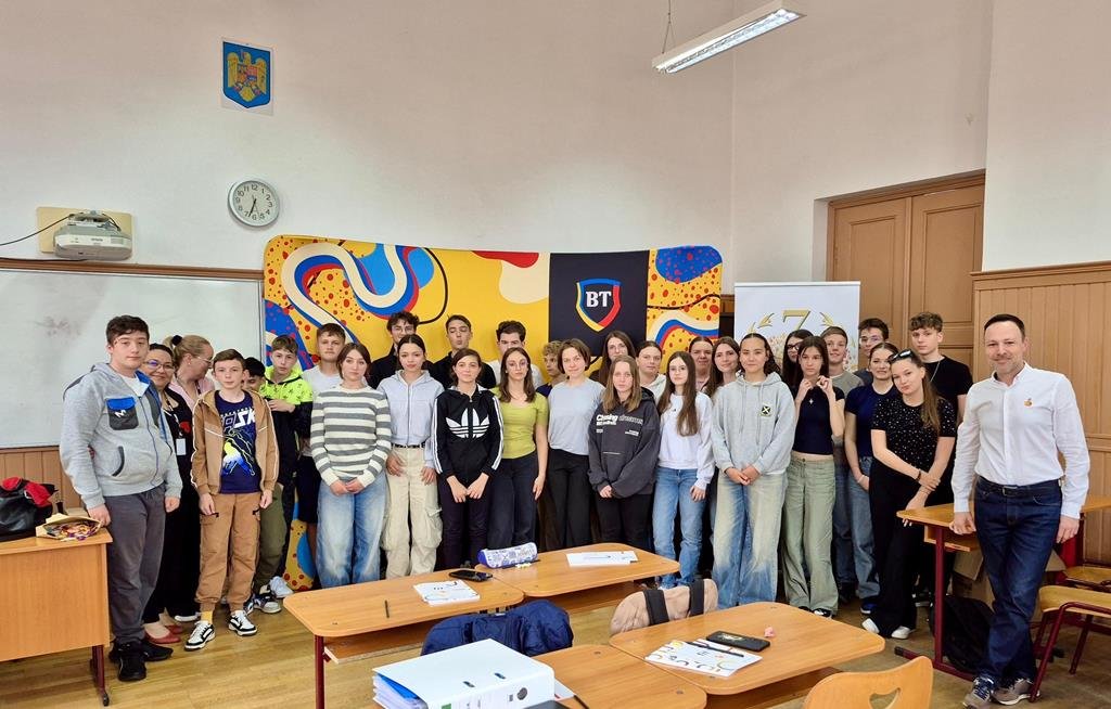Tinerii învață responsabilitatea financiară prin educație și voluntariat, în cadrul proiectului „Cunoaștere 360”