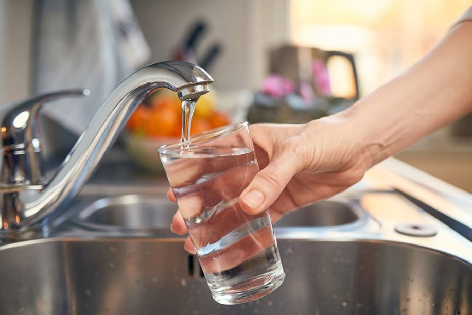 DSP reamintește agenților economici: întreprinderile alimentare care folosesc apă din foraje proprii, obligate să respecte noile reguli de monitorizare a calității apei