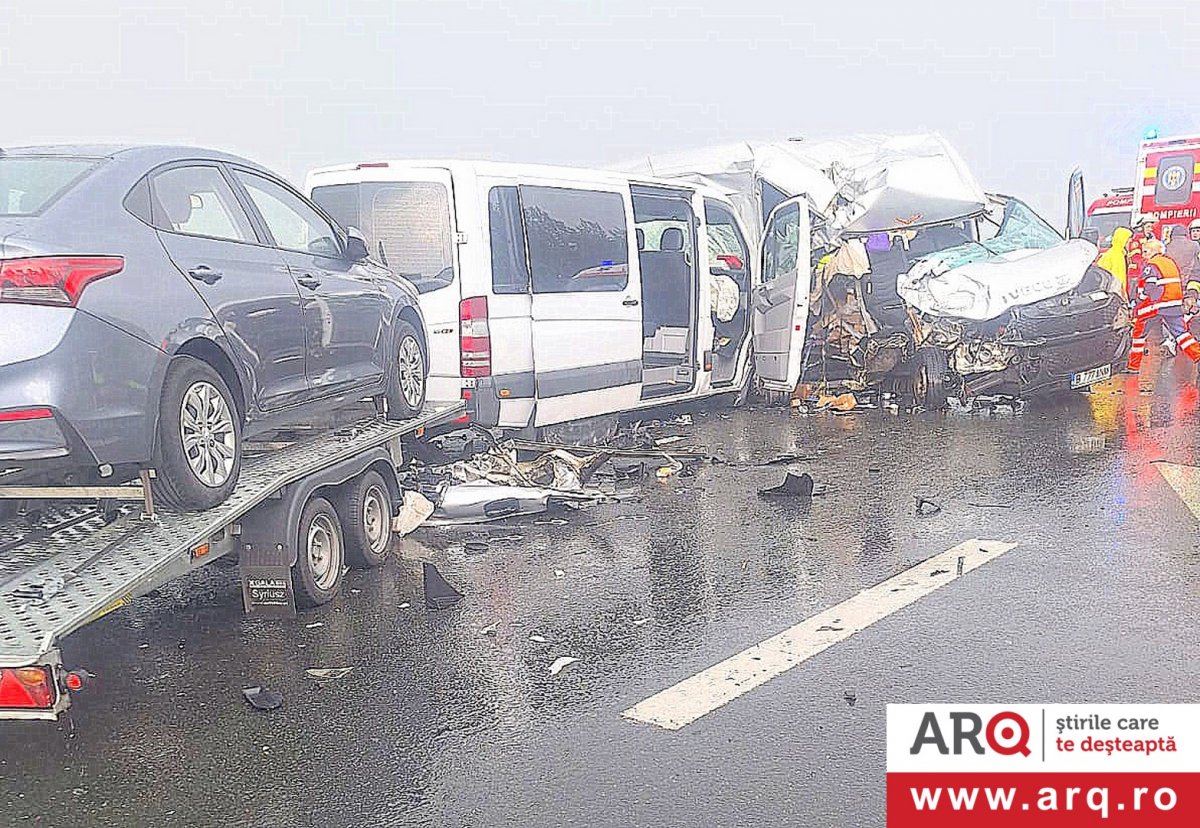 Accident rutier în care au fost implicate două microbuze pe Autostrada A1, sensul de circulatie Nădlac - Arad (Foto)