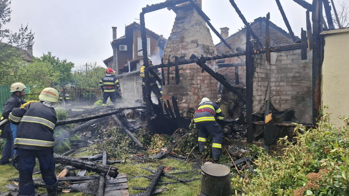 (FOTO) Incendiu la o casă din Lipova
