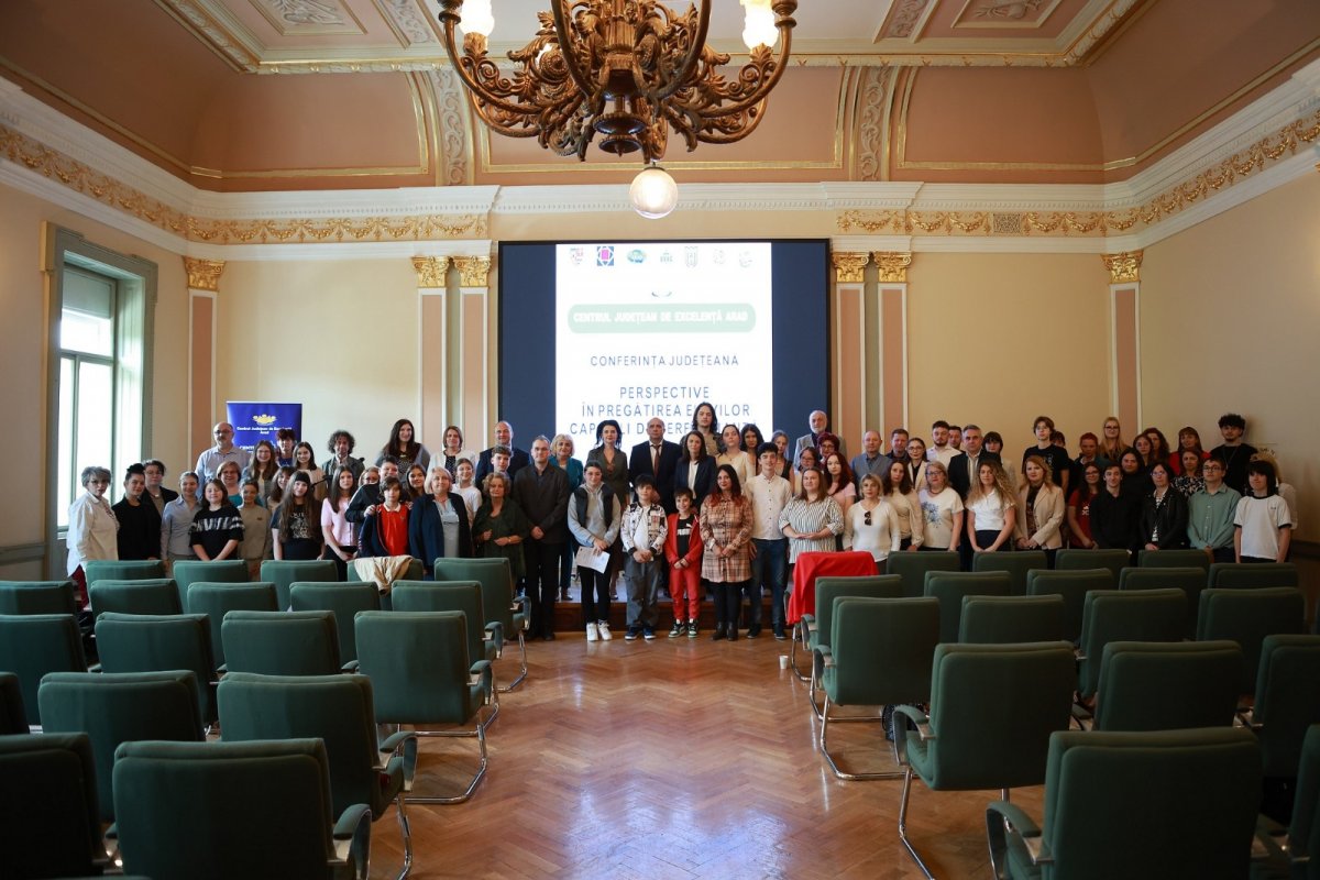 Oameni care inspiră, destine care prind aripi: Aradul a găzduit a treia ediție a conferinței „Perspective în pregătirea elevilor capabili de performanță”
