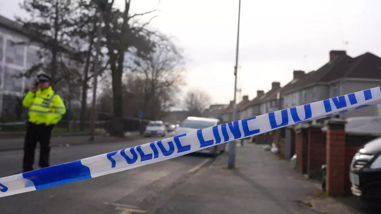 Atac armat în Londra. Cinci persoane au fost înjunghiate la o petrecere. Atacatorul este încă în libertate