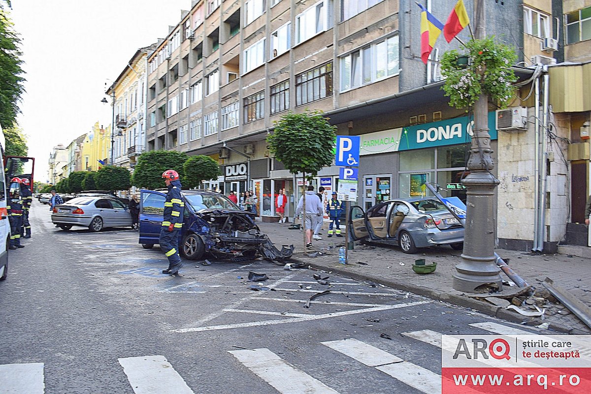 Accident între un BMW și un VW pe B-dul Revoluției