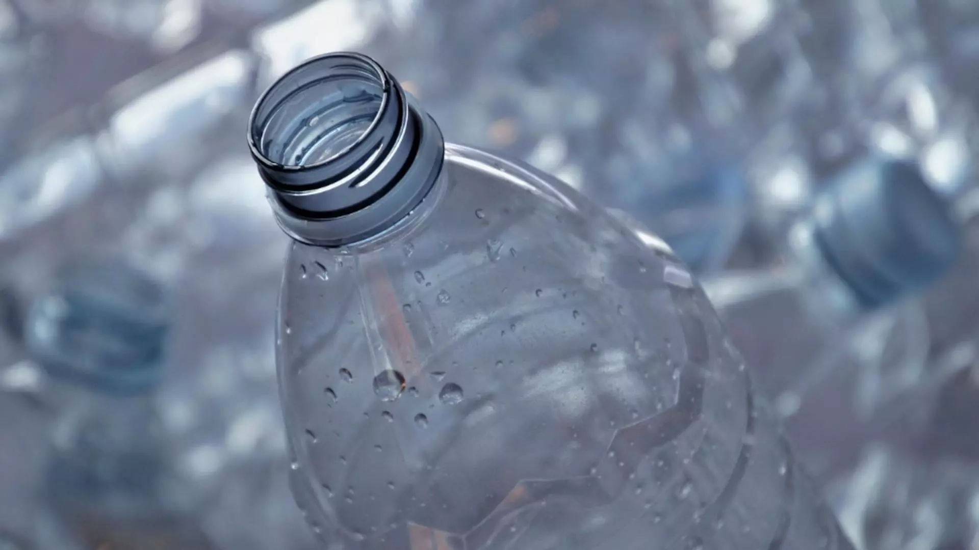 Poveste impresionantă: un bărbat și-a cumpărat o locuință după ce a reciclat aproape 500.000 de recipiente