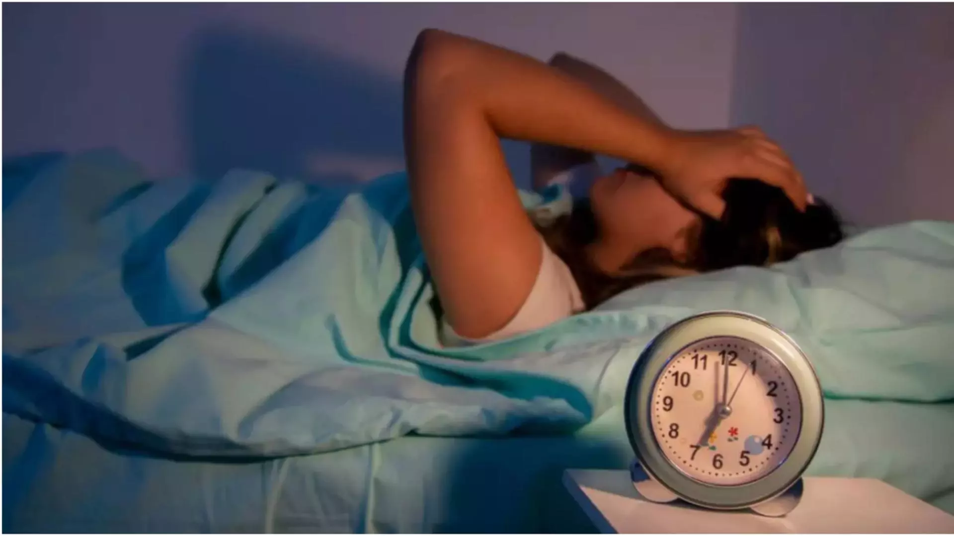 Greșeala banală care îți afectează creierul. Majoritatea oamenilor fac acest lucru imediat după ce se trezesc. Avertismentul specialiștilor