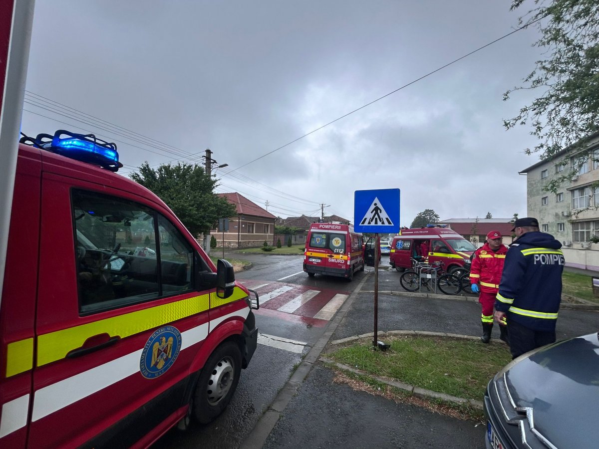 Elevi cu stare de greață la Liceul Sportiv; au intervenit două echipaje SMURD și unul CBRN; câți copii au ajuns la spital / UPDATE: Toți elevii sunt din aceeași clasă și susțin că nu au consumat nimic suspect