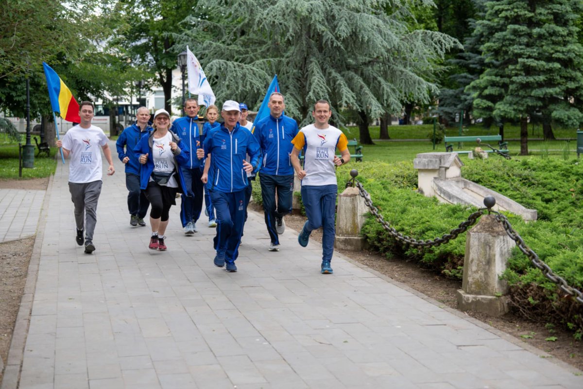 Alergătorii „Peace Run România” ajung mâine la Arad