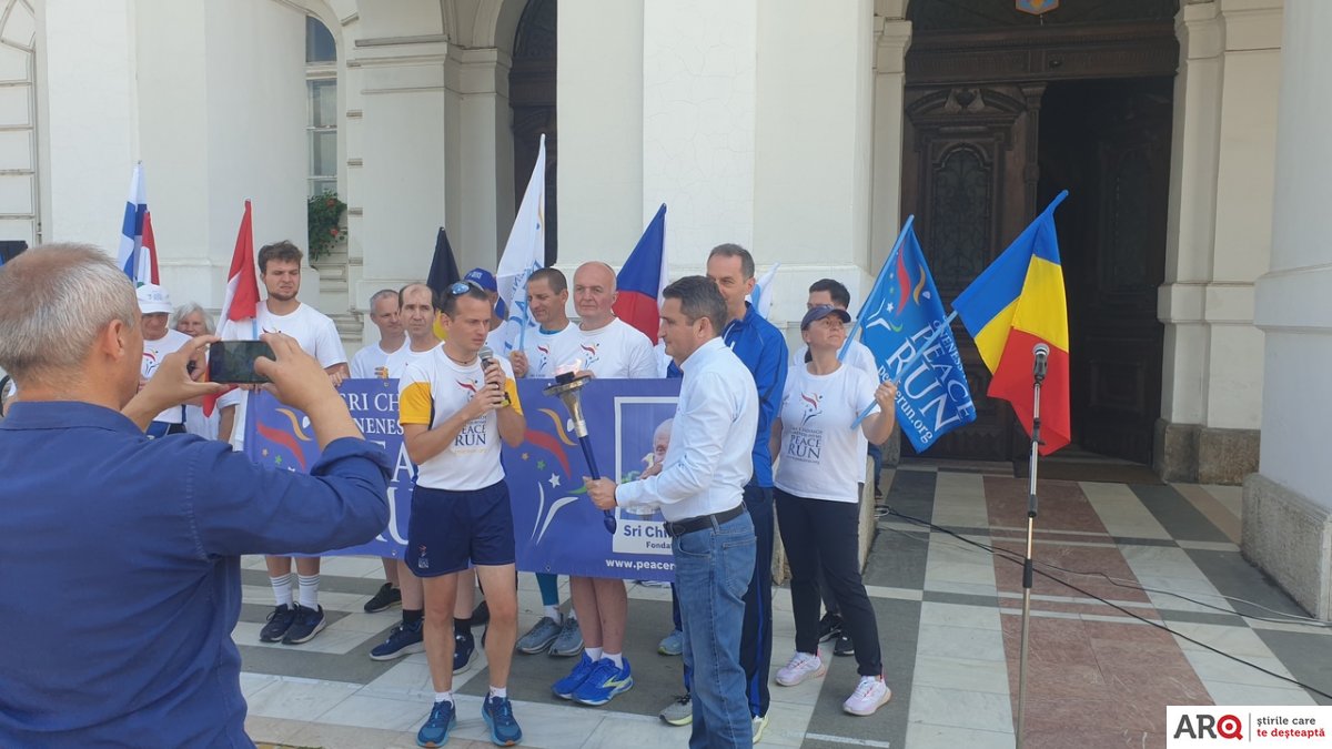Ștafeta Peace Run România întâmpinată de primarul Călin Bibarț pe platoul din fața Primăriei (FOTO)
