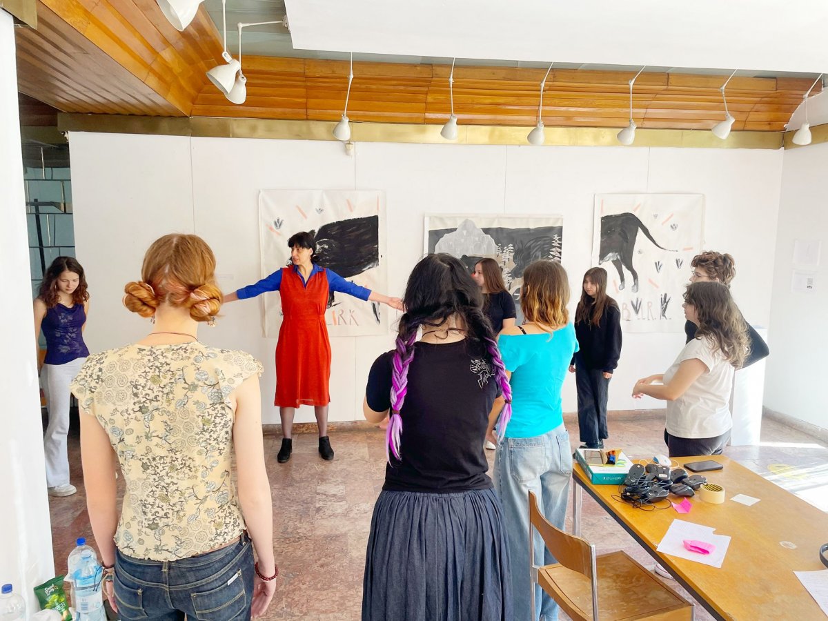 Cincisprezece elevi arădeni au participat la atelierul „Artă video pentru elevi” susținut de Delia Popa, artistă vizuală, în cadrul Media Art Prize Only Tomorrow 2025