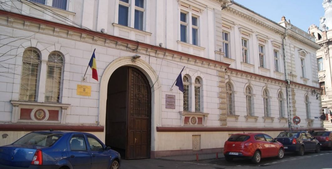 Agent șef de poliție pus sub control judiciar; se ocupa cu comercializarea de nisip, pietriș și pământ și deținea fără drept muniție letală / UPDATE: Ce măsuri au fost luate de conducerea IPJ