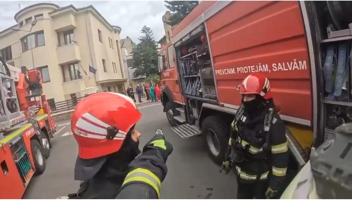 Pompierii militari arădeni participă la un exercițiu tactic cu forțe și mijloace în teren, desfășurat la Policlinica CFR