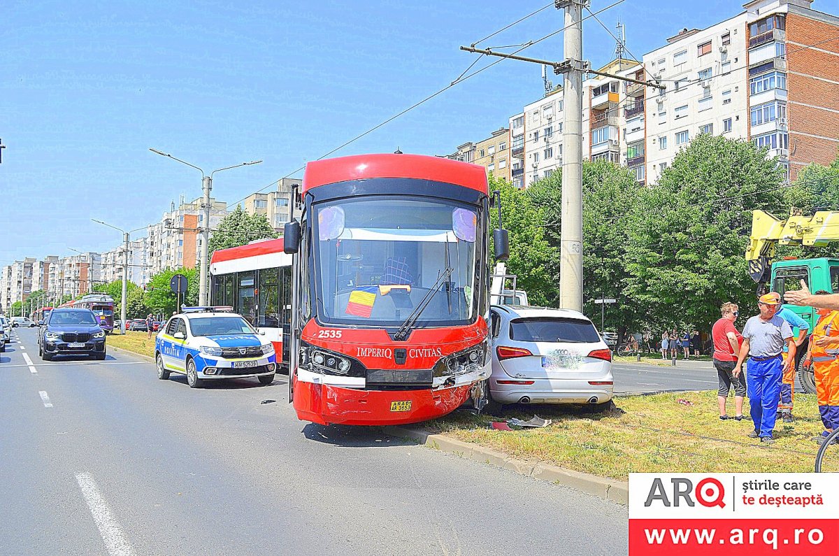 Un tramvai i-a tras-o-n freză unui Audi vis-a-vis de Kaufland