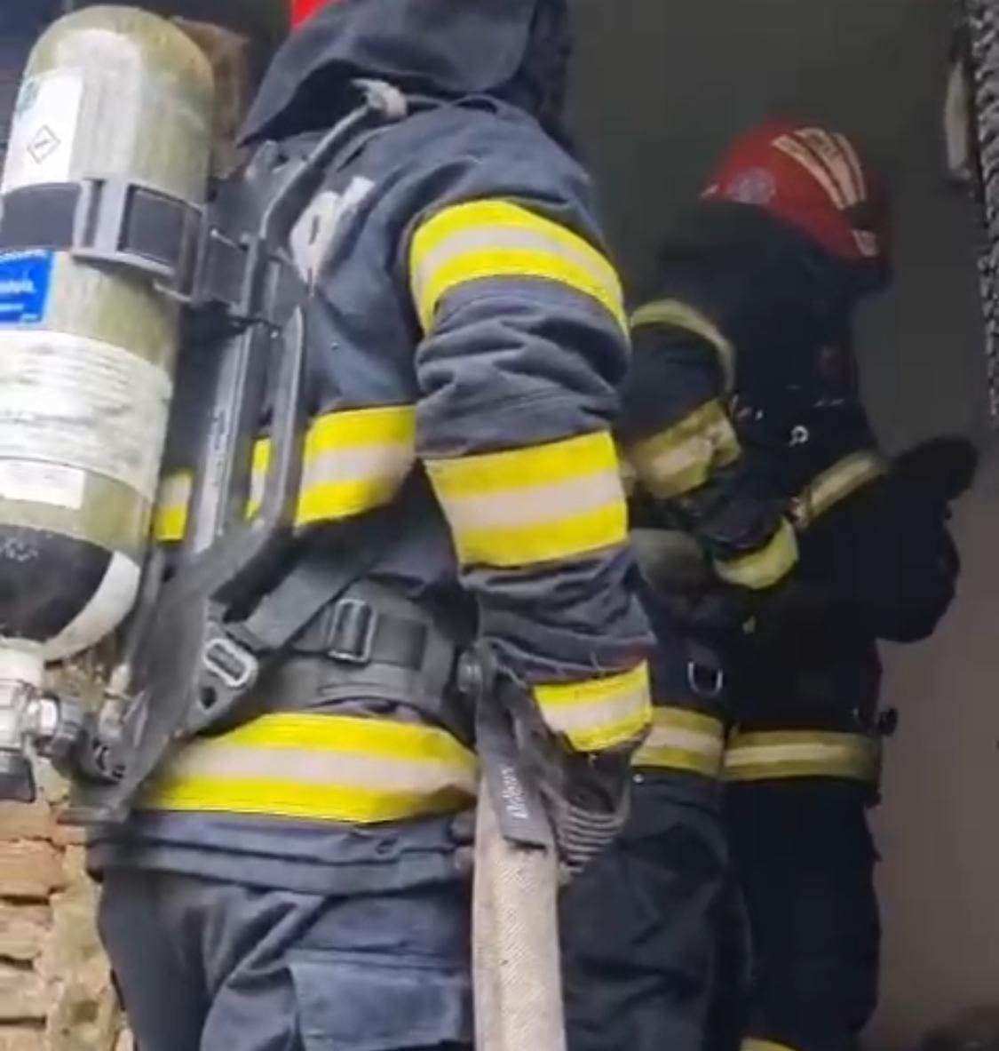 Incendiu izbucnit la o casă pe strada Petru Maior