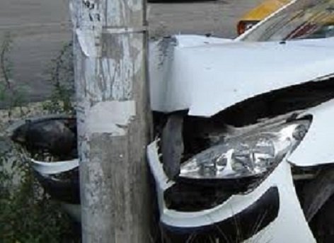 A condus fără permis un autoturism neînmatriculat și a intrat cu el în stâlp