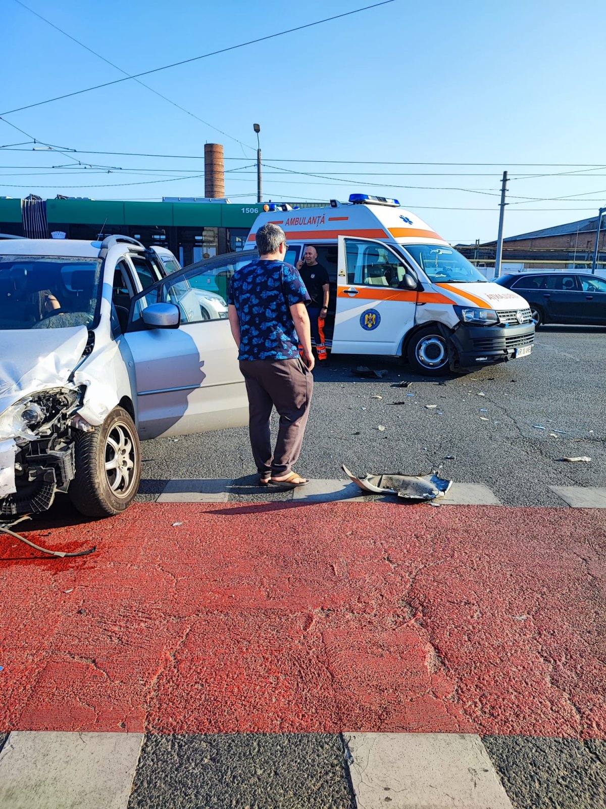 (FOTO) Ambulanță implicată într-un accident rutier