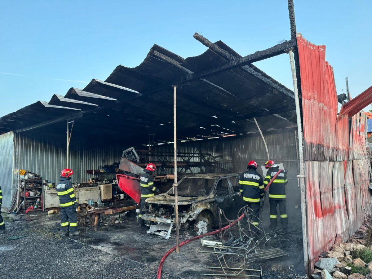 Incendiu la un garaj în localitatea Călugăreni