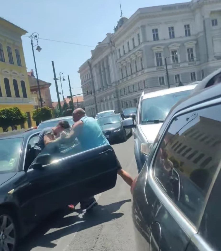 Un bătăuș care a agresat un șofer în trafic a fost reținut de polițiști