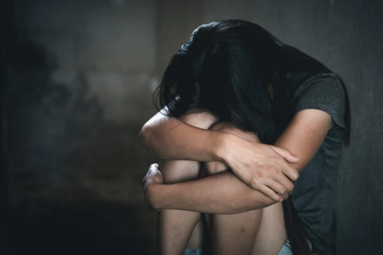 Părinţii a doi copii dintr-o comună arădeană sunt anchetați pentru rele tratamente aplicate minorilor