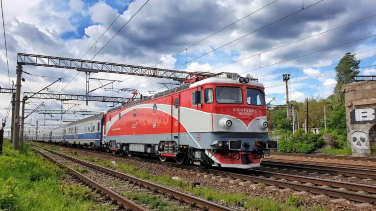 CFR Călători a ajuns pe butuci și riscă incapacitatea de plată. Cât de mare este pericolul ca traficul feroviar să se oprească