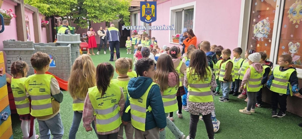 (FOTO) Acțiuni preventive ale polițiștilor rutieri împreună cu cei mici