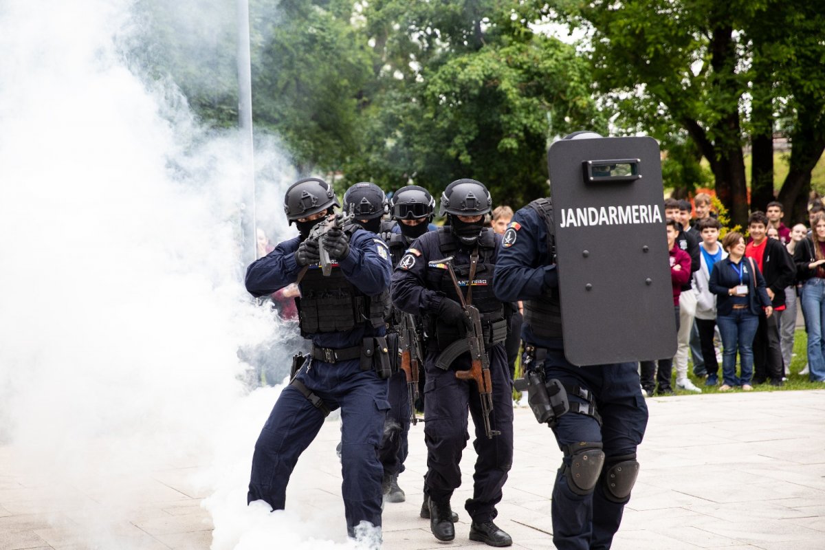 (FOTO) Activitate a jandarmilor în Parcul Eminescu