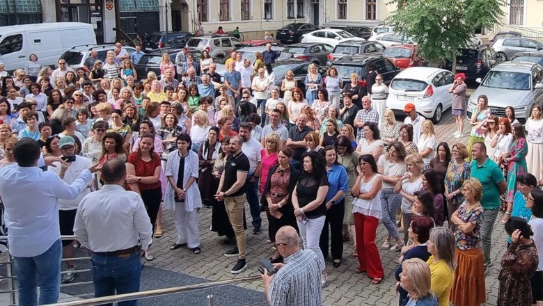 Finanțiștii protestează împotriva reducerilor salariale