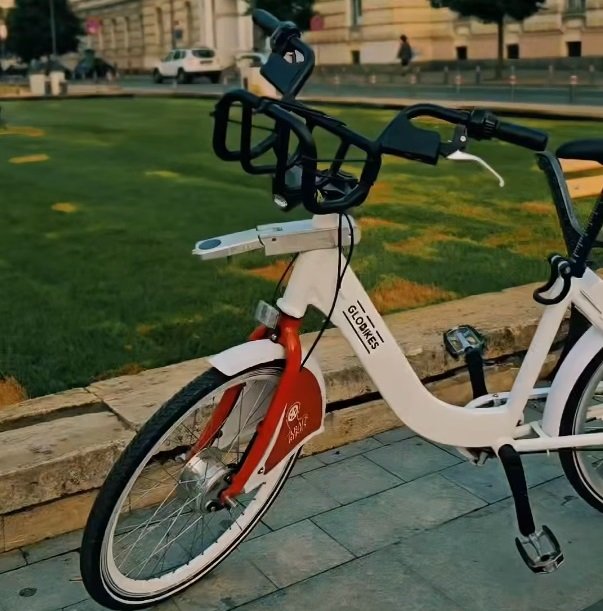 Unii arădeni care se plimbă cu bicicletele calcă pe bec; apelul Primăriei: „Utilizați responsabil serviciul de bike-sharing