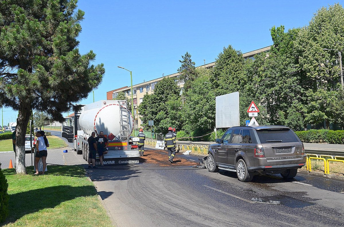 Accident cu cisternă contra autoturism de teren în dreptul stației PETROM de la Catedrala Nouă (fotoreportaj)