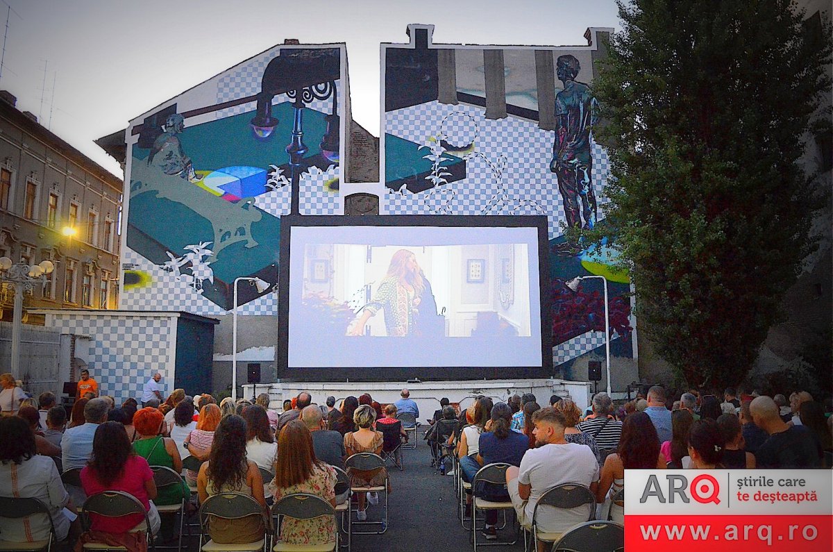 La deschiderea grădinii de vară de la Cinematograful „Arta“ a fost proiectat filmul „Totul se termină cu noi“ și s-a mixat muzică din filme cu DJ Sebuh