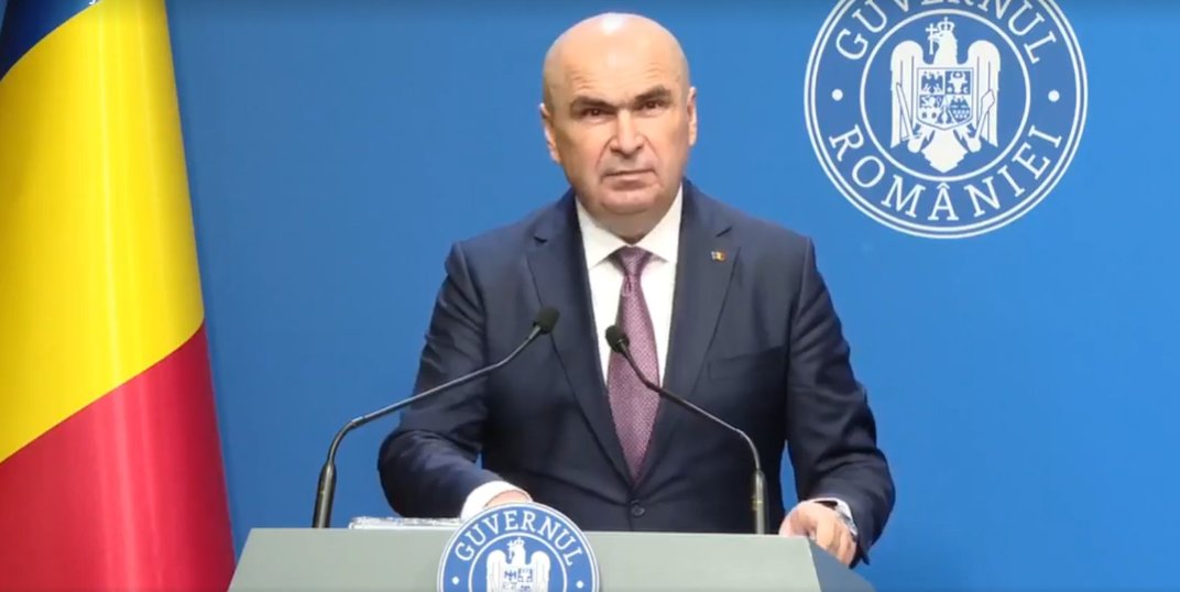 Premierul Ilie Bolojan a anunțat pachetul de măsuri pentru reducerea deficitului bugetar: TVA modificat, accize majorate și înghețarea pensiilor în 2026