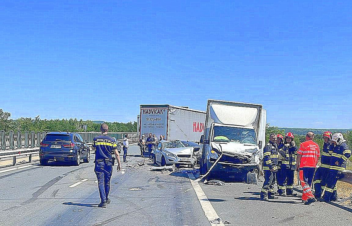 Accident cu un camion și patru autoturisme pe Autostrada A1 între Lugoj și Marginea (Foto)