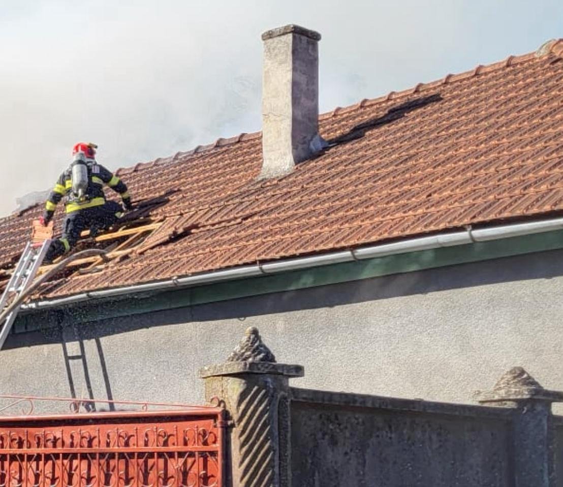 Incendiu izbucnit la o anexă gospodărească din localitatea Sintea Mare