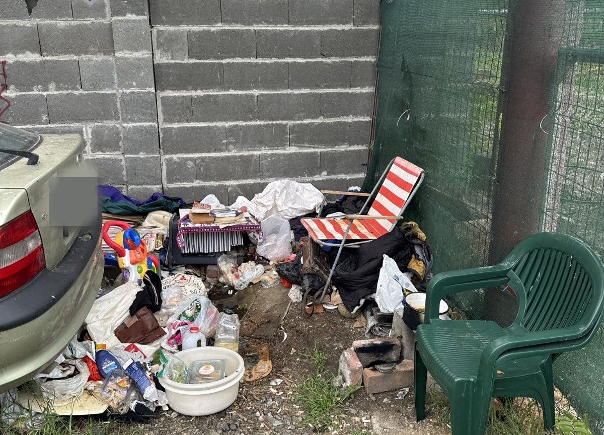 Mașină abandonată transformată în „gospodărie” de un om al străzii
