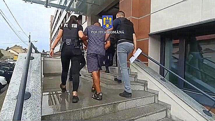 Bănuiți de spargerea mai multor case din Vladimirescu, reținuți de polițiști