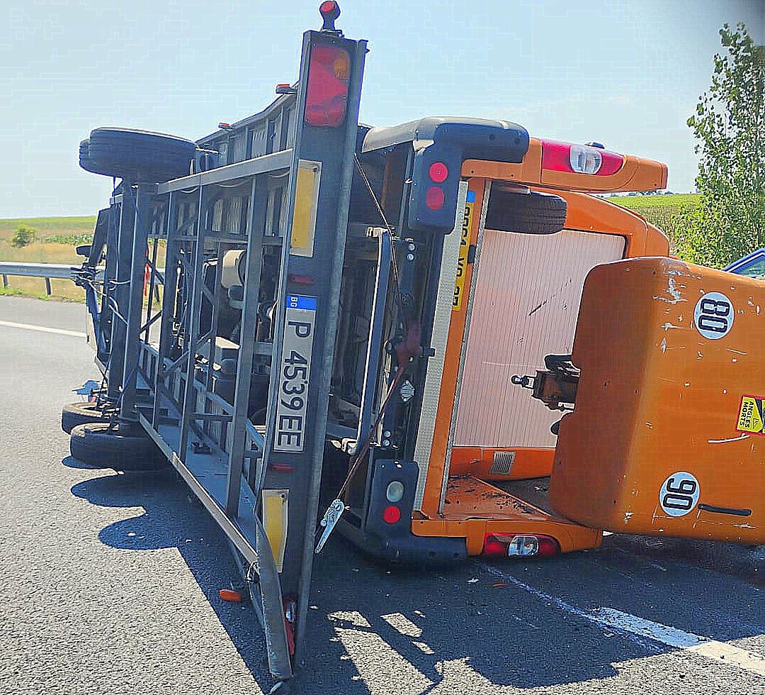 Ansamblu de trailer răsturnat de Autostrada A1 între Nădlac și Pecica