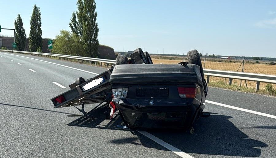 Accident pe autostradă: s-a dat cu mașina și remorca peste cap (FOTO)