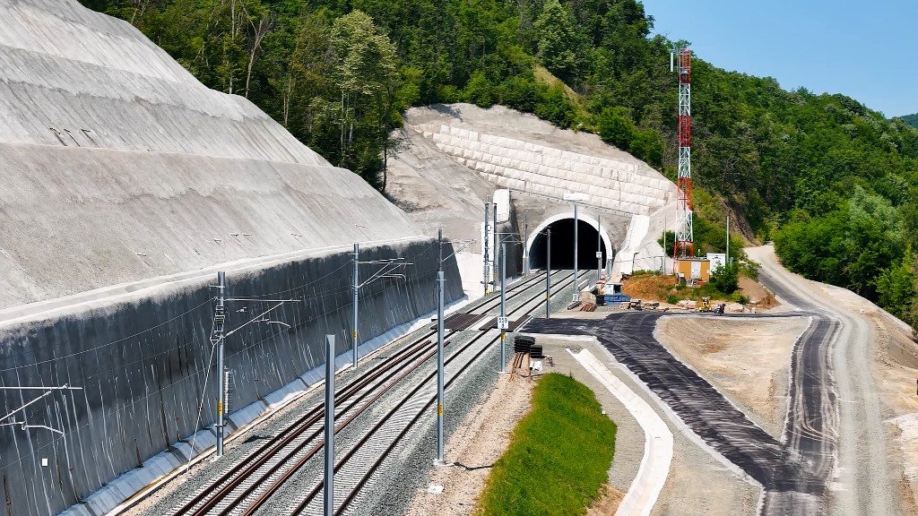 Se inaugurează tunelul feroviar de la Bătuța: „Tunel terminat, dar trenurile au așteptat un an”, potrivit Asociației Pro Infrastructură