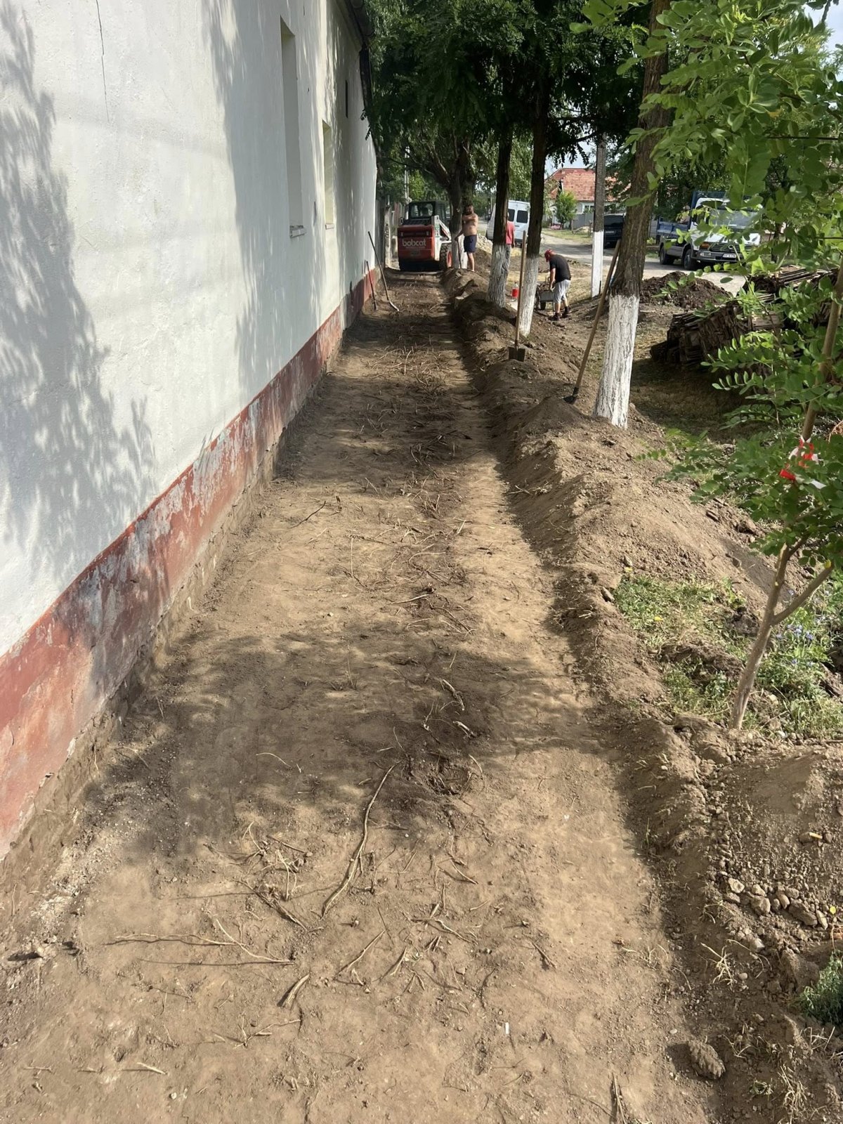 Continuă lucrările de reabilitare a trotuarelor din Sânmartin