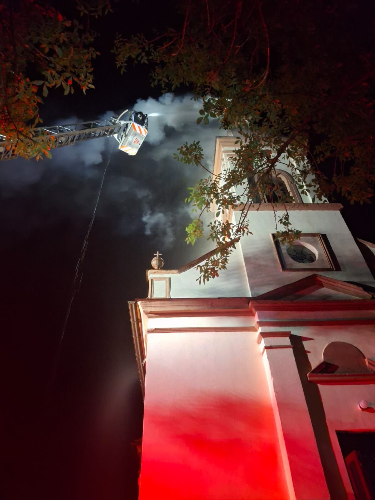 Stingerea unui incendiu izbucnit în turla bisericii ortodoxe din localitatea Luguzău