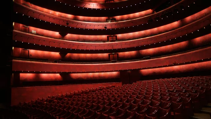 Românii nu vor mai putea merge la teatru în weekend, din această toamnă. Ministrul Culturii anunţă că nu mai sunt bani pentru plăţile suplimentare