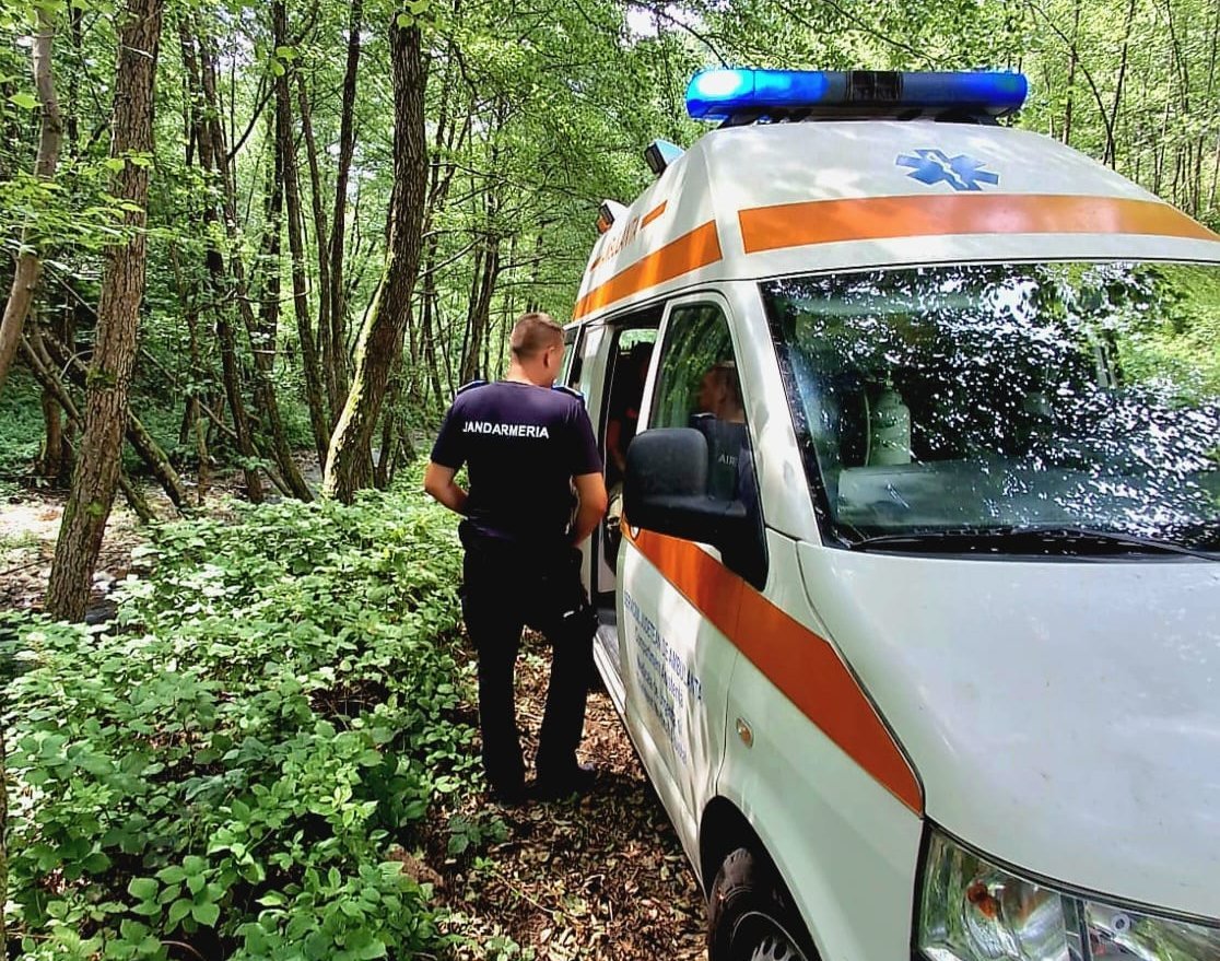 Intervenție a jandarmilor arădeni în zona Muntelui Găina pentru acordarea primului ajutor unui bărbat cu probleme medicale