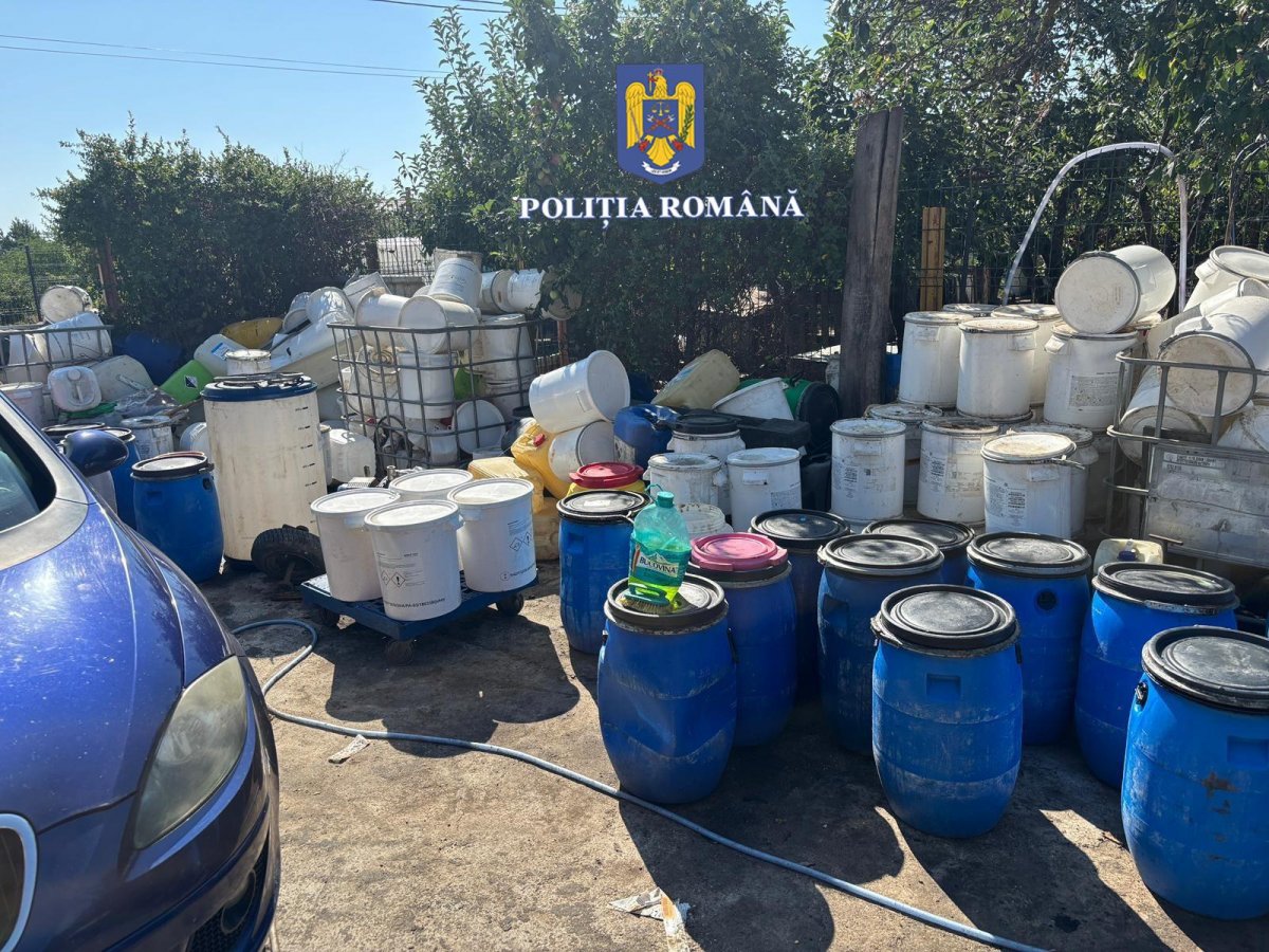 Depozit ilegal de deșeuri descoperit la Zădăreni: se lasă cu sancțiuni și sesizări penale (FOTO) / UPDATE: 87.000 de kilograme de deșeuri solide și 3.000 litri de substanțe periculoase