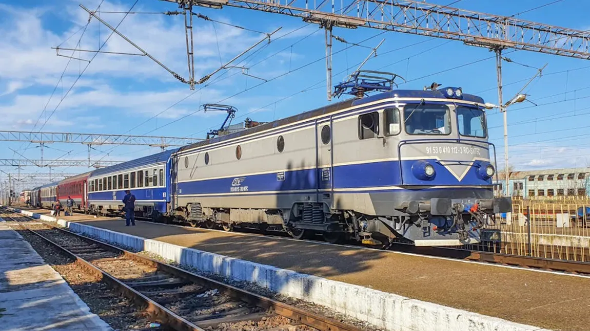 Şase persoane au fost rănite, după ce o locomotivă a lovit vagoanele în care se aflau, în gară