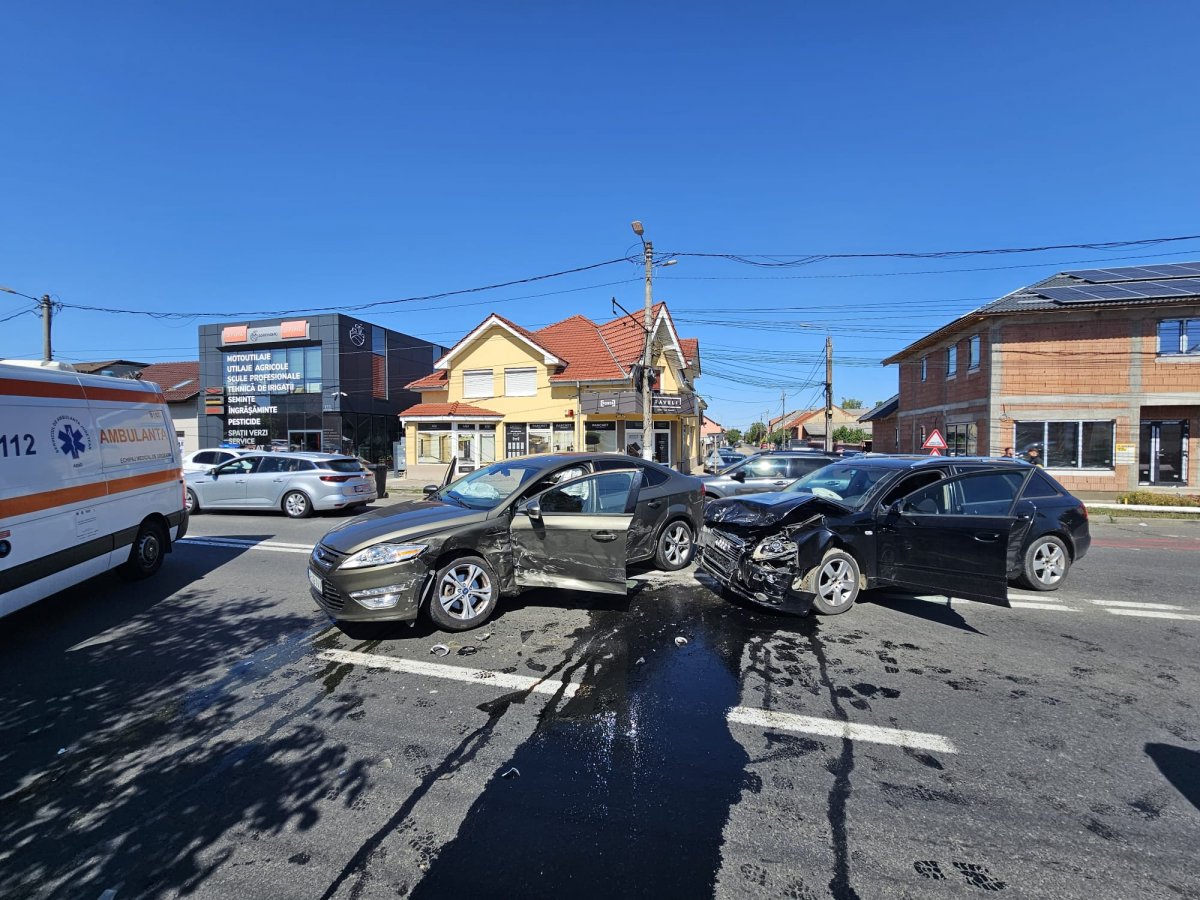 Accident pe strada Petru Rareș: Ambulanța intervine în sprijinul a trei persoane (FOTO)