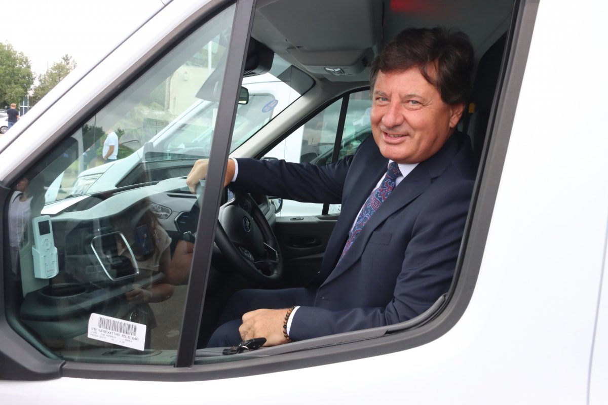 Consiliul Județean Arad a predat 26 de microbuze electrice școlilor din județ (FOTO)