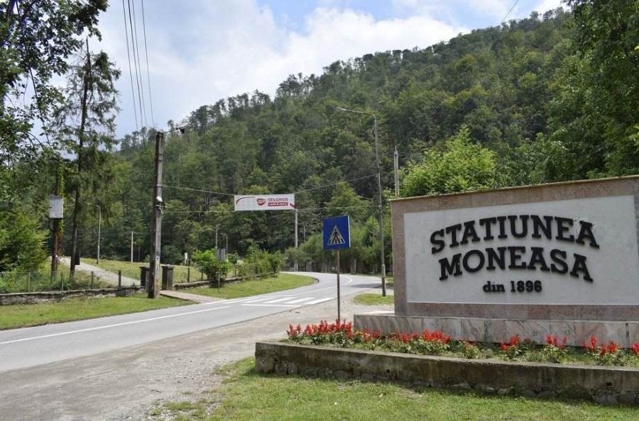 Căsuțe din lemn trimise la Moneasa de Consiliul Județean