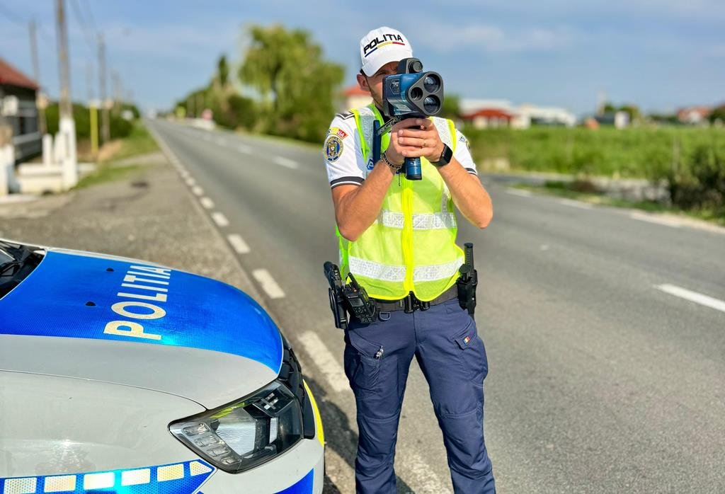 173 km/h pe DN79: trei șoferi sancționați dur de Poliția Rutieră