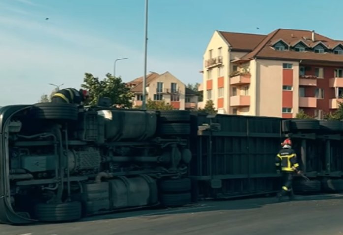 Autotren răsturnat în sensul giratoriu de pe Strada Voinicilor